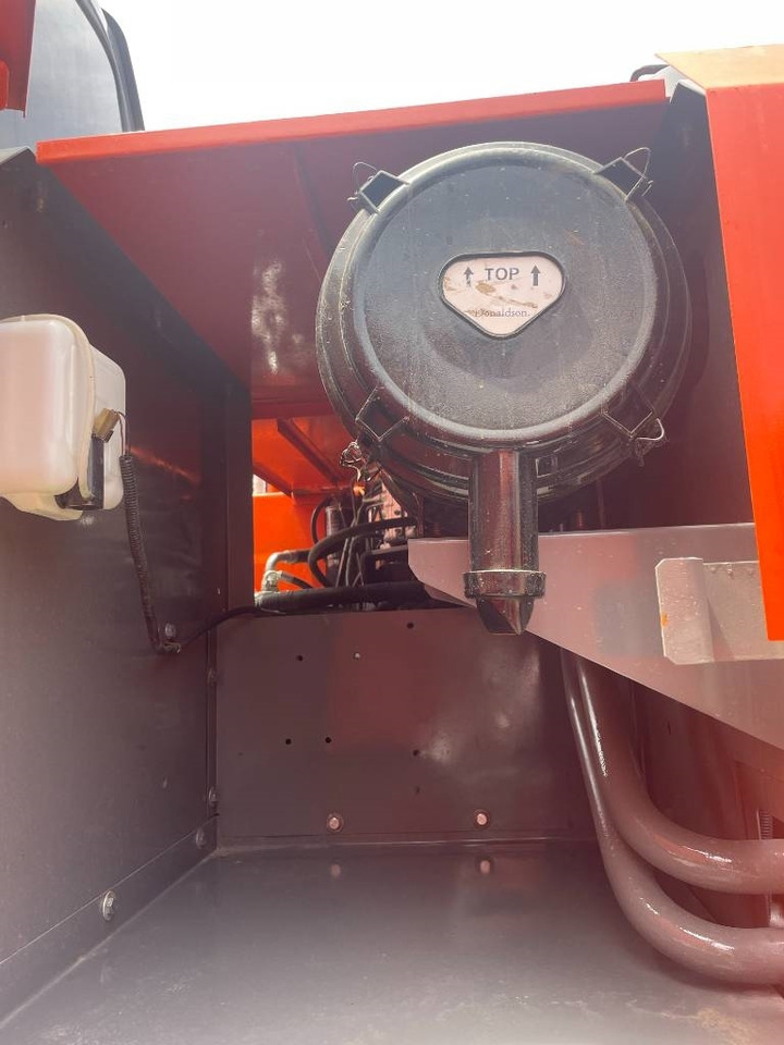 Hitachi ZX 200 - Ekskavator me zinxhirë: foto 4 Hitachi ZX 200 - Ekskavator me zinxhirë: foto 4