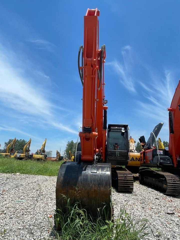 Hitachi ZX 200 - Ekskavator me zinxhirë: foto 3 Hitachi ZX 200 - Ekskavator me zinxhirë: foto 3
