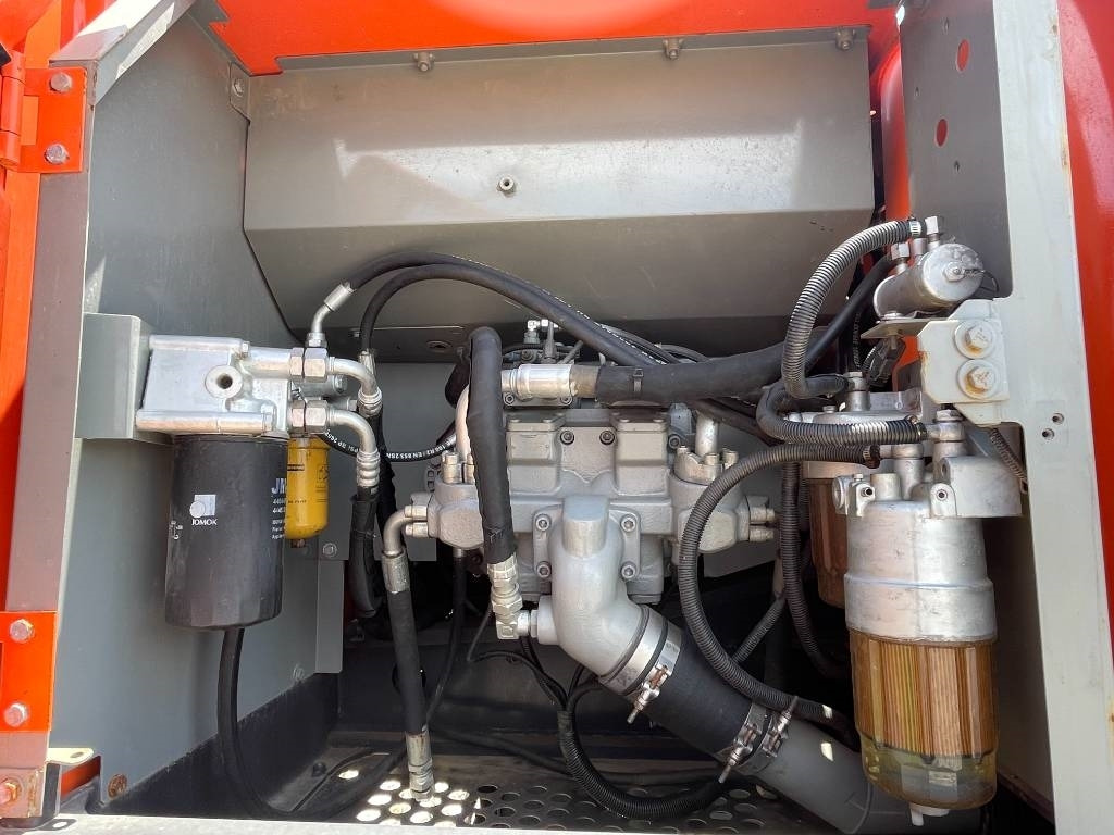 Hitachi ZX 200 - Ekskavator me zinxhirë: foto 5 Hitachi ZX 200 - Ekskavator me zinxhirë: foto 5