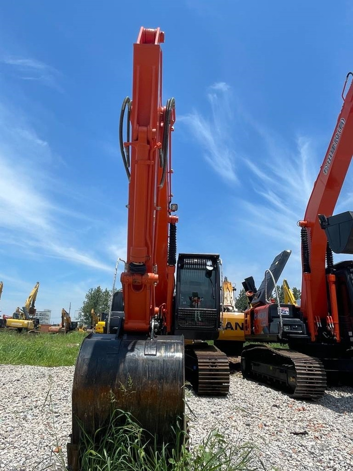 Hitachi ZX 200 - Ekskavator me zinxhirë: foto 2 Hitachi ZX 200 - Ekskavator me zinxhirë: foto 2