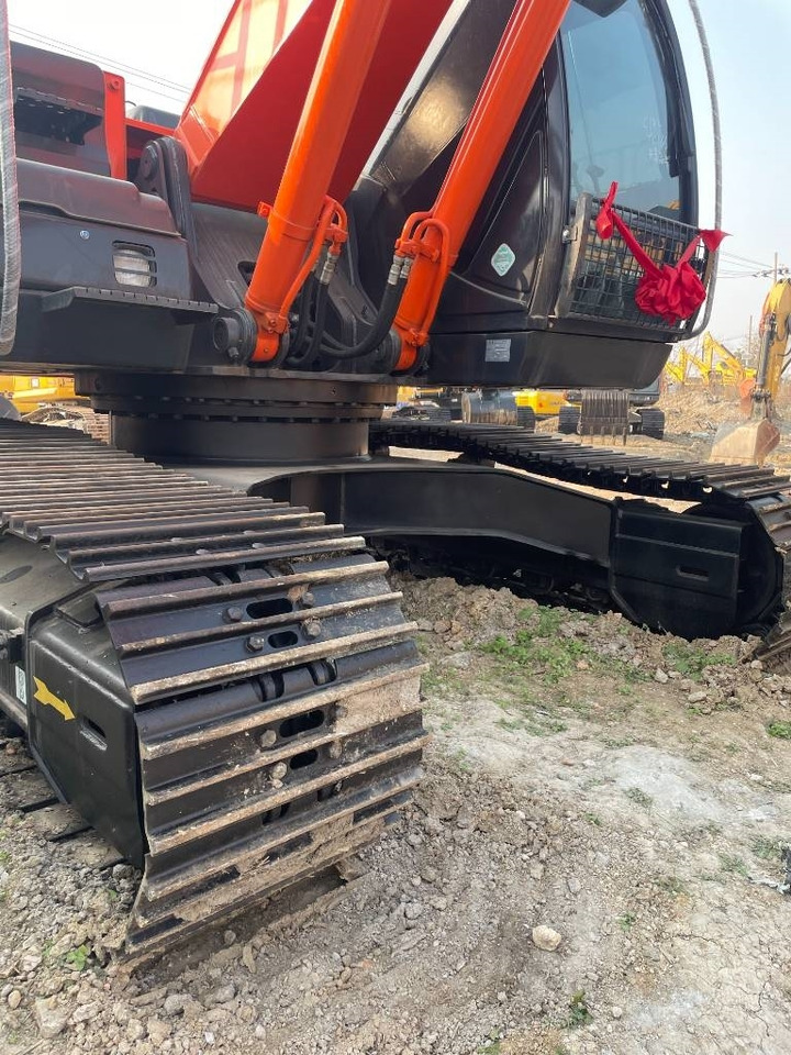 Hitachi ZX 210 - Ekskavator me zinxhirë: foto 5 Hitachi ZX 210 - Ekskavator me zinxhirë: foto 5