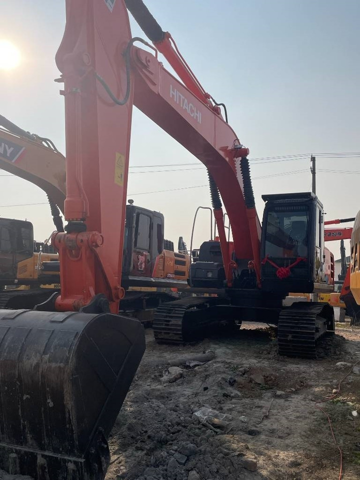 Hitachi ZX 210 - Ekskavator me zinxhirë: foto 4 Hitachi ZX 210 - Ekskavator me zinxhirë: foto 4