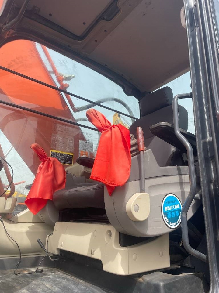 Hitachi ZX 240 - Ekskavator me zinxhirë: foto 4 Hitachi ZX 240 - Ekskavator me zinxhirë: foto 4