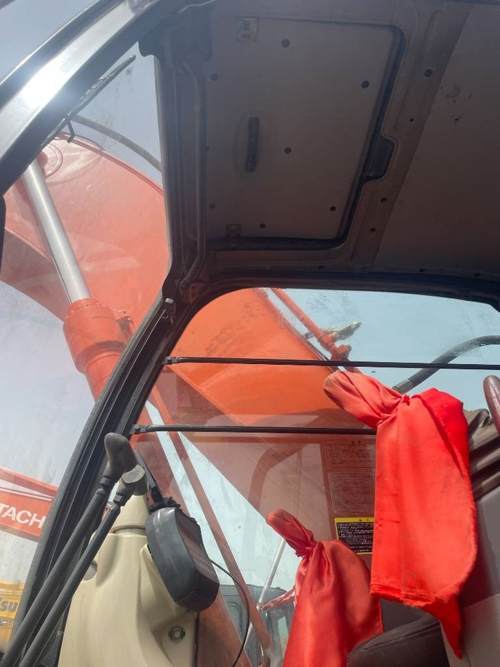 Hitachi ZX 240 - Ekskavator me zinxhirë: foto 5 Hitachi ZX 240 - Ekskavator me zinxhirë: foto 5