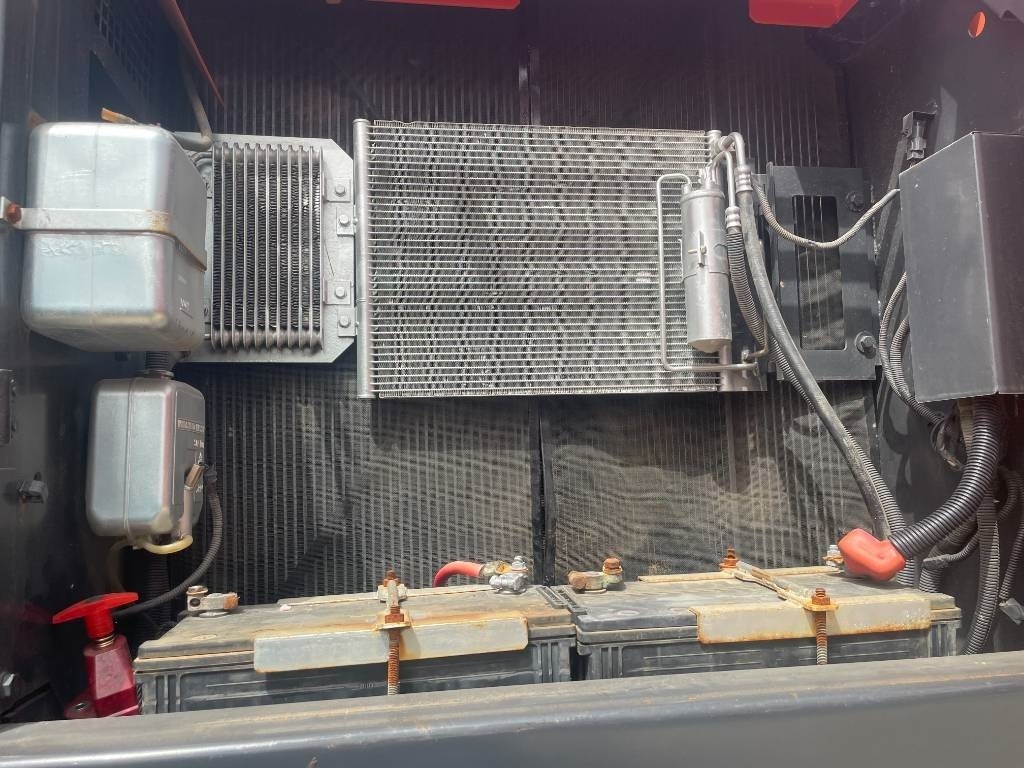 Hitachi ZX 240 - Ekskavator me zinxhirë: foto 3 Hitachi ZX 240 - Ekskavator me zinxhirë: foto 3