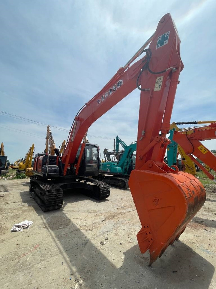 Hitachi ZX 240 - Ekskavator me zinxhirë: foto 5 Hitachi ZX 240 - Ekskavator me zinxhirë: foto 5