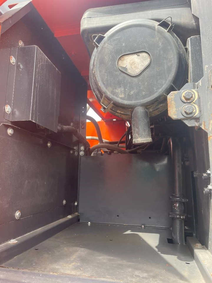 Hitachi ZX 240 - Ekskavator me zinxhirë: foto 2 Hitachi ZX 240 - Ekskavator me zinxhirë: foto 2