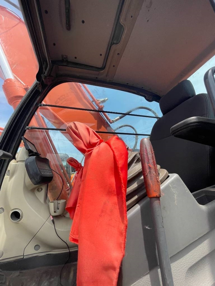 Hitachi ZX 240 - Ekskavator me zinxhirë: foto 2 Hitachi ZX 240 - Ekskavator me zinxhirë: foto 2