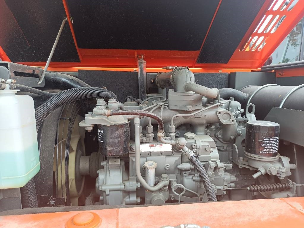 Hitachi ZX 60 - Ekskavator me zinxhirë: foto 4 Hitachi ZX 60 - Ekskavator me zinxhirë: foto 4