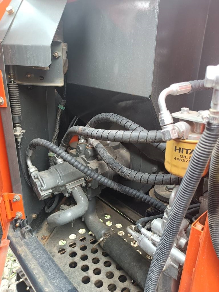 Hitachi ZX 60 - Ekskavator me zinxhirë: foto 5 Hitachi ZX 60 - Ekskavator me zinxhirë: foto 5