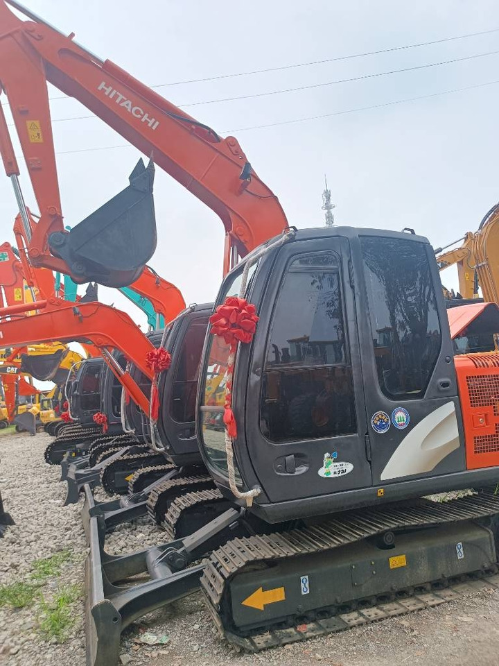 Hitachi ZX 60 - Ekskavator me zinxhirë: foto 1 Hitachi ZX 60 - Ekskavator me zinxhirë: foto 1
