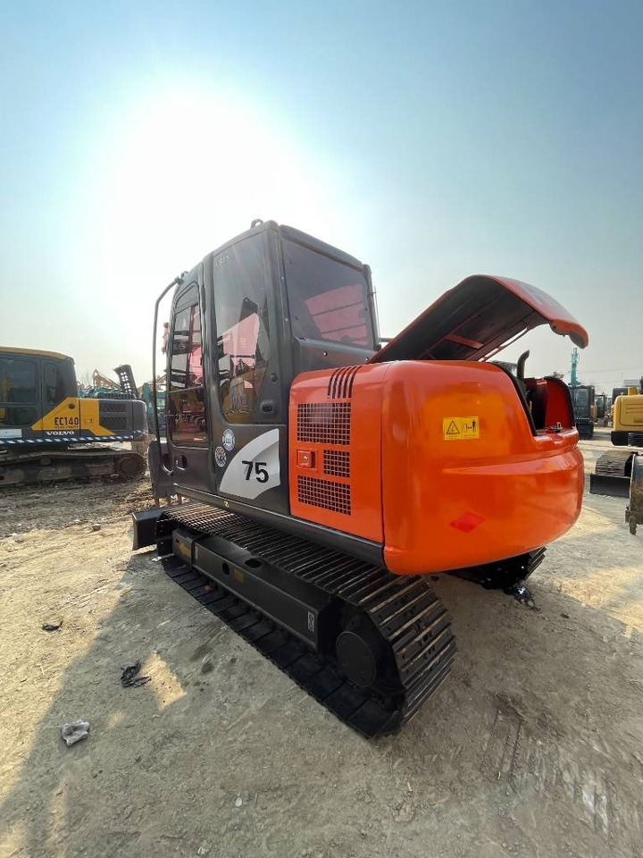 Hitachi ZX 75 - Ekskavator me zinxhirë: foto 3 Hitachi ZX 75 - Ekskavator me zinxhirë: foto 3