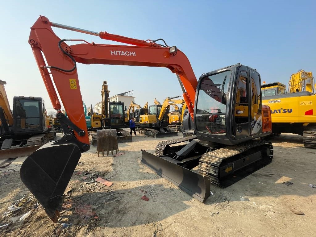 Hitachi ZX 75 - Ekskavator me zinxhirë: foto 5 Hitachi ZX 75 - Ekskavator me zinxhirë: foto 5