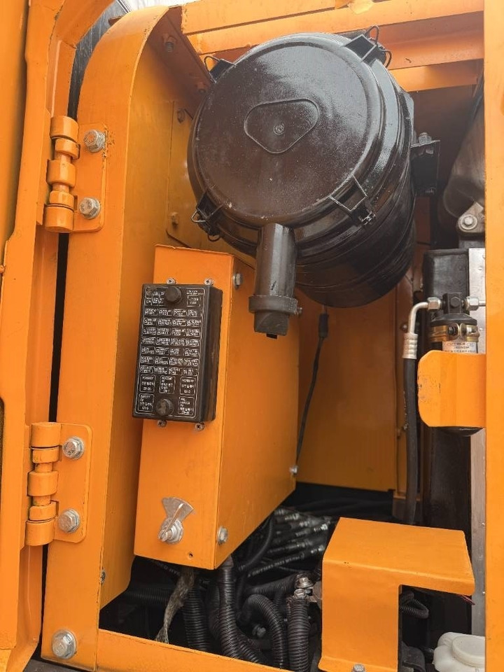 Hyundai HX 220 - Ekskavator me zinxhirë: foto 2 Hyundai HX 220 - Ekskavator me zinxhirë: foto 2