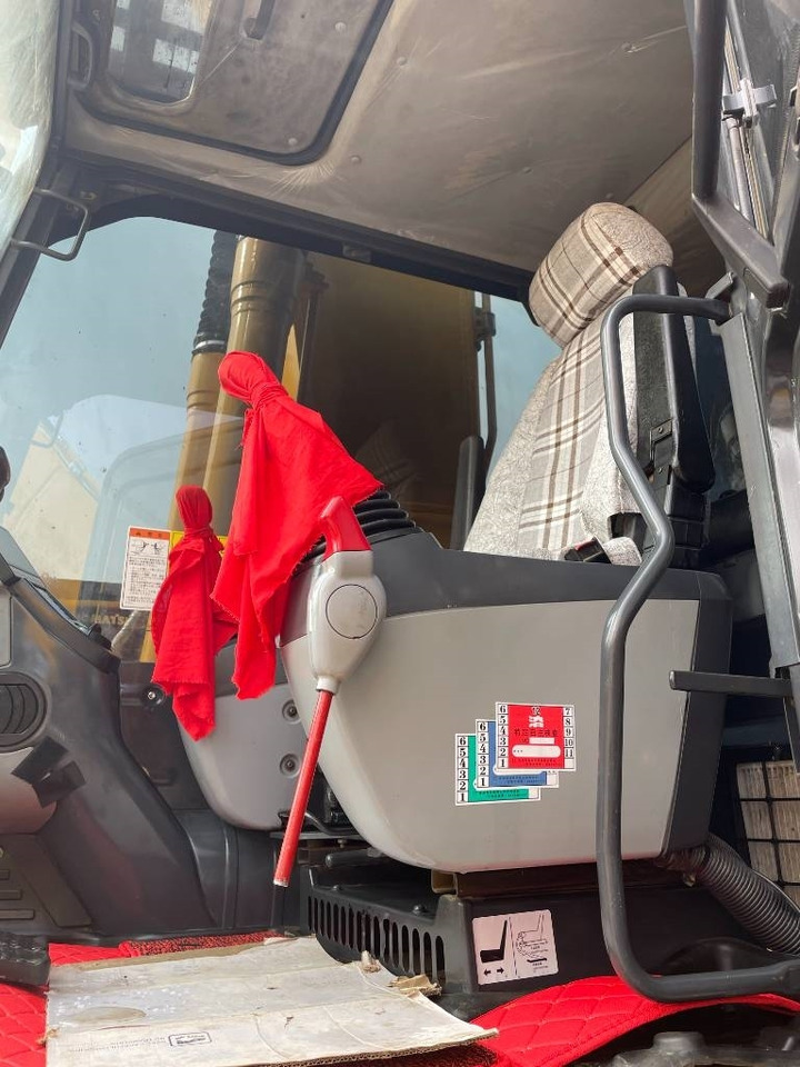 Komatsu PC 200  - Ekskavator me zinxhirë: foto 3 Komatsu PC 200  - Ekskavator me zinxhirë: foto 3