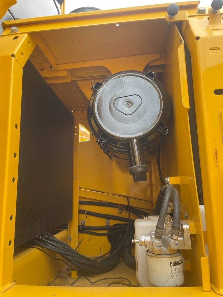 Komatsu PC 220 - Ekskavator me zinxhirë: foto 4 Komatsu PC 220 - Ekskavator me zinxhirë: foto 4