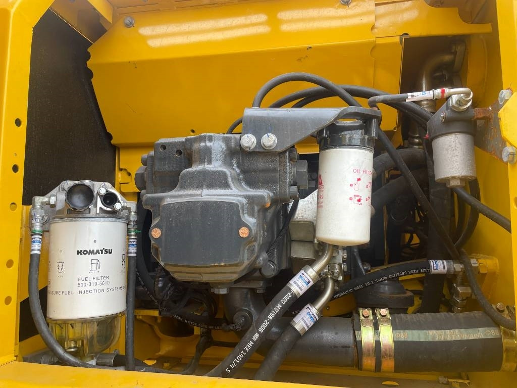 Komatsu PC 220 - Ekskavator me zinxhirë: foto 2 Komatsu PC 220 - Ekskavator me zinxhirë: foto 2