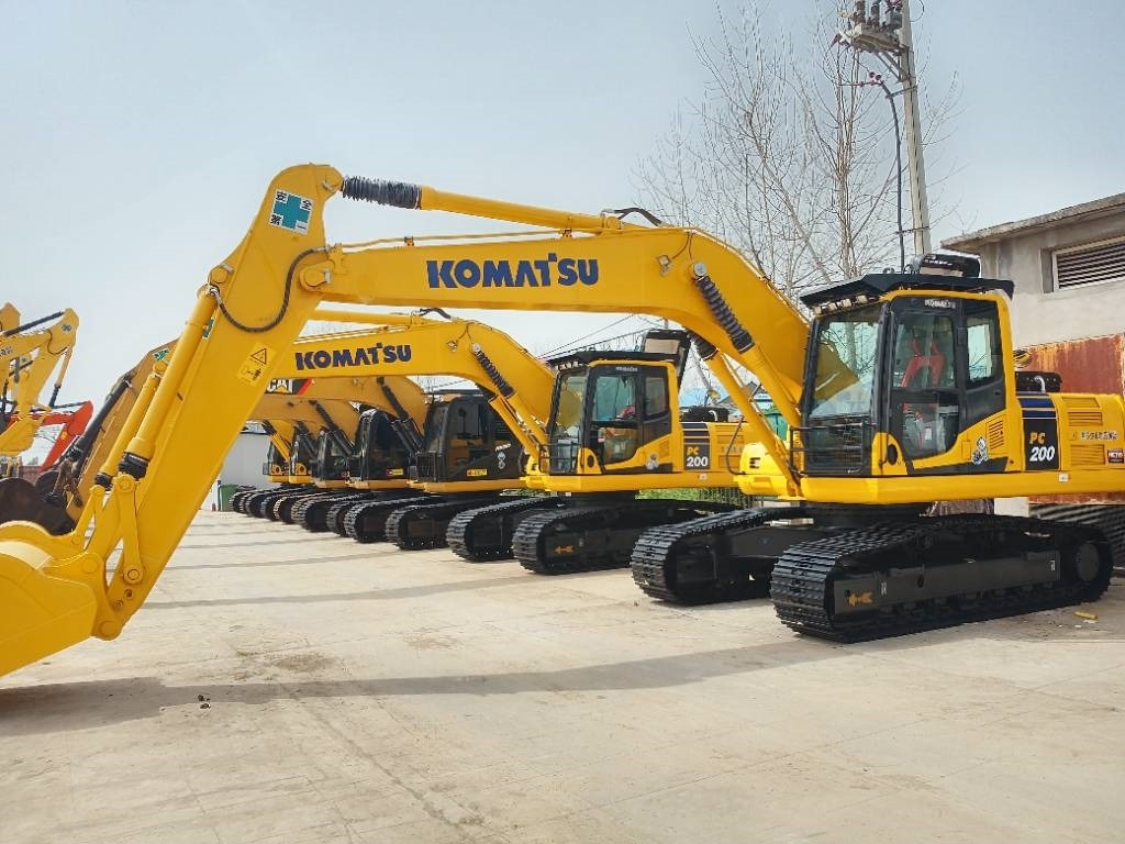 Komatsu PC200-8 - Ekskavator me zinxhirë: foto 3 Komatsu PC200-8 - Ekskavator me zinxhirë: foto 3