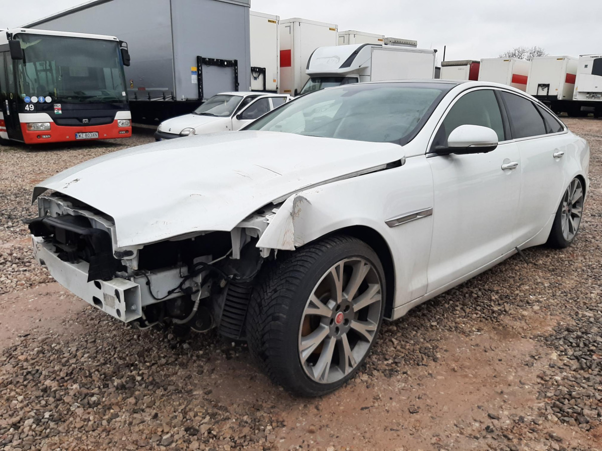 JAGUAR XJ SEDAN - Veturë: foto 2 JAGUAR XJ SEDAN - Veturë: foto 2