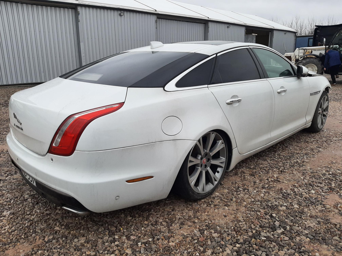 JAGUAR XJ SEDAN - Veturë: foto 4 JAGUAR XJ SEDAN - Veturë: foto 4