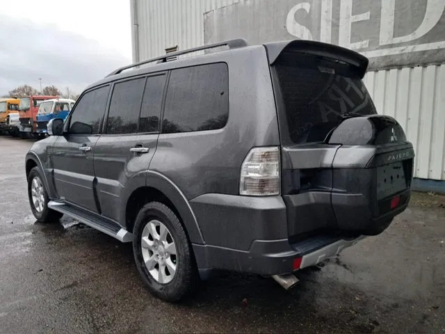 Mitsubishi Pajero GLS 3.5 - V6 , 4x4 , 7 Pers., Full Option - Veturë: foto 5 Mitsubishi Pajero GLS 3.5 - V6 , 4x4 , 7 Pers., Full Option - Veturë: foto 5