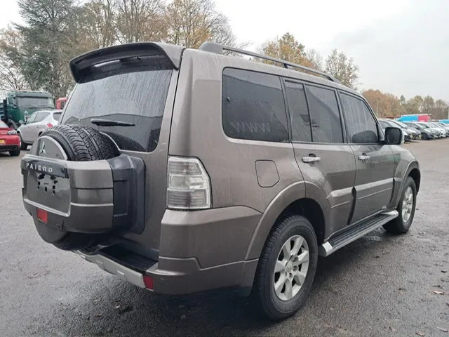 Mitsubishi Pajero GLS 3.5 - V6 , 4x4 , 7 Pers. , Full option - Veturë: foto 3 Mitsubishi Pajero GLS 3.5 - V6 , 4x4 , 7 Pers. , Full option - Veturë: foto 3