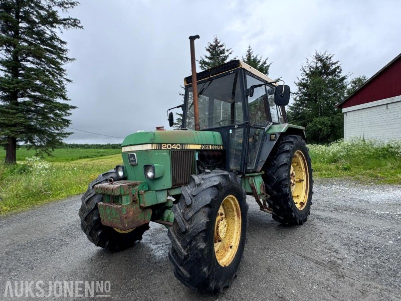 1981 John Deere 2040 - 4x4 - Hydraulisk toppstag og Triangel - 2 kjettinger - Traktor: foto 1 1981 John Deere 2040 - 4x4 - Hydraulisk toppstag og Triangel - 2 kjettinger - Traktor: foto 1