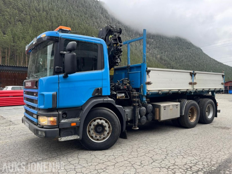 1997 Scania P124 400 kranbil med 3-veis tipp og klype - Kamion me vinç: foto 1 1997 Scania P124 400 kranbil med 3-veis tipp og klype - Kamion me vinç: foto 1