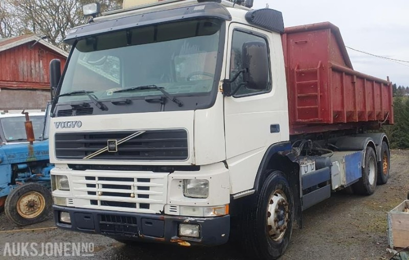 2000 Volvo FM-12 MED KASSE OG MASKINFLAK - Kamion vetëngarkues: foto 1 2000 Volvo FM-12 MED KASSE OG MASKINFLAK - Kamion vetëngarkues: foto 1