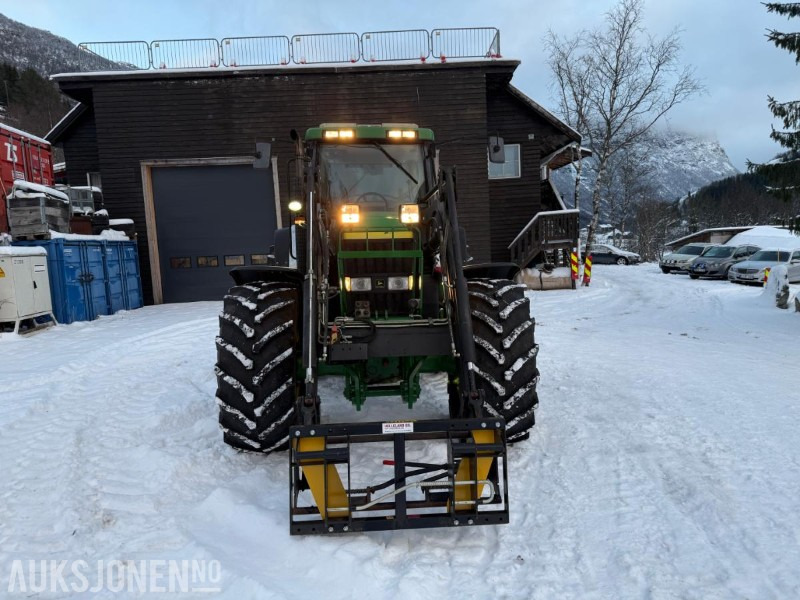 2002 John Deere RW7810 m/frontlaster og fronthydraulikk og pto - Traktor: foto 2 2002 John Deere RW7810 m/frontlaster og fronthydraulikk og pto - Traktor: foto 2
