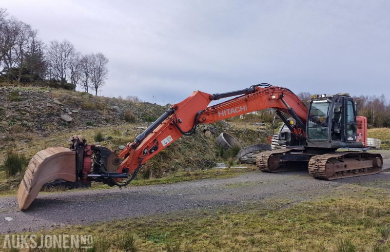 2009 Hitachi ZX225USLC-3 Beltegraver m/GPS/Rototilt med klype/3 skuffer, 12800 timer - Ekskavator me zinxhirë: foto 2 2009 Hitachi ZX225USLC-3 Beltegraver m/GPS/Rototilt med klype/3 skuffer, 12800 timer - Ekskavator me zinxhirë: foto 2