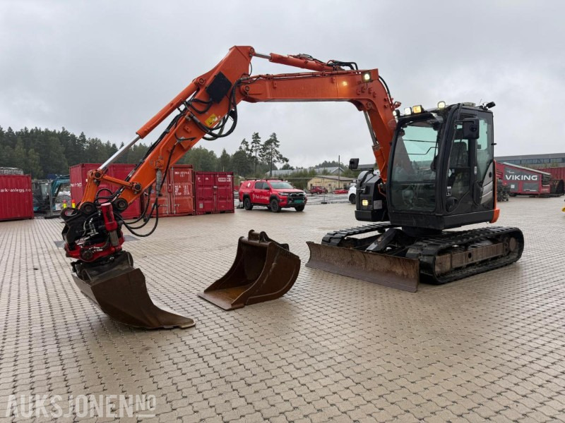 2014 Hitachi Zaxis 85US BELTEGRAVER SERVICEAVTALE ROTOTILT SENTRALSMØRING 2 SKUFFER. - Ekskavator: foto 1 2014 Hitachi Zaxis 85US BELTEGRAVER SERVICEAVTALE ROTOTILT SENTRALSMØRING 2 SKUFFER. - Ekskavator: foto 1