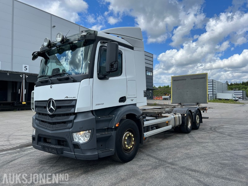 2016 Mercedes-Benz Antos 2545 containerbil med baklem, ryggekamera, hengerfeste, bluetec - Transportjer kontejnerësh/ Kamion me karroceri të çmontueshme: foto 1 2016 Mercedes-Benz Antos 2545 containerbil med baklem, ryggekamera, hengerfeste, bluetec - Transportjer kontejnerësh/ Kamion me karroceri të çmontueshme: foto 1
