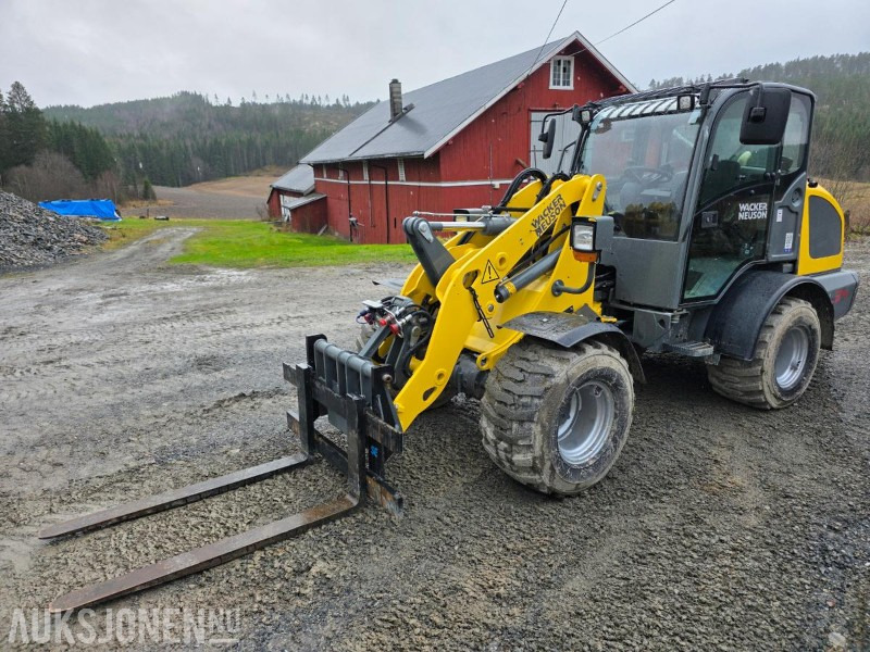 2022 Wacker Neuson WL 34 Hjullaster 485T KUN 2.15cm høy lasteskuffe og pallegaffel Hydraulisk HK Weidemann-feste - Fadrom me goma: foto 1 2022 Wacker Neuson WL 34 Hjullaster 485T KUN 2.15cm høy lasteskuffe og pallegaffel Hydraulisk HK Weidemann-feste - Fadrom me goma: foto 1