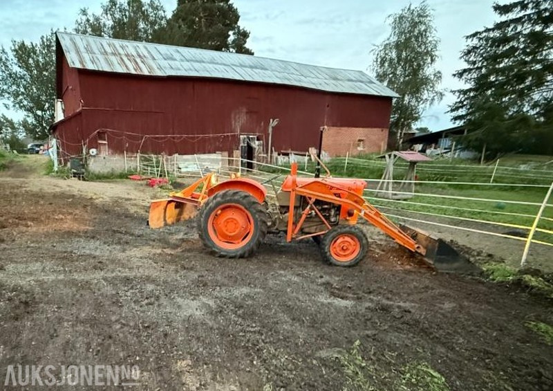 Fiat 411r med bakmontert skjær og frontlaster - Traktor: foto 5 Fiat 411r med bakmontert skjær og frontlaster - Traktor: foto 5