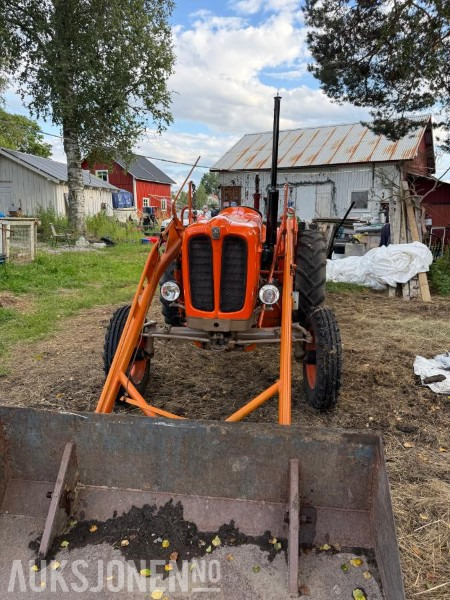 Fiat 411r med bakmontert skjær og frontlaster - Traktor: foto 3 Fiat 411r med bakmontert skjær og frontlaster - Traktor: foto 3
