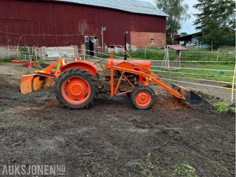 Fiat 411r med bakmontert skjær og frontlaster - Traktor: foto 1 Fiat 411r med bakmontert skjær og frontlaster - Traktor: foto 1