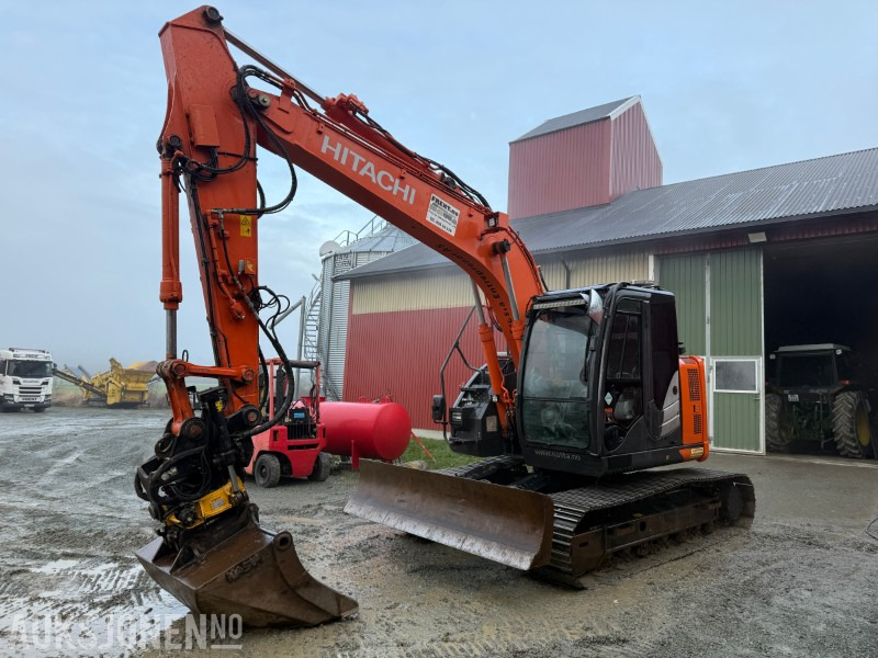 Hitachi ZX135 US-6 EC219, 2 skuffer, sentralsmøring - Ekskavator: foto 1 Hitachi ZX135 US-6 EC219, 2 skuffer, sentralsmøring - Ekskavator: foto 1
