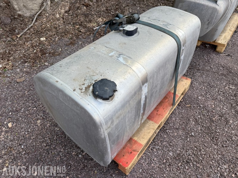 Dieseltank fra Volvo 750 - Kamioni: foto 2 Dieseltank fra Volvo 750 - Kamioni: foto 2