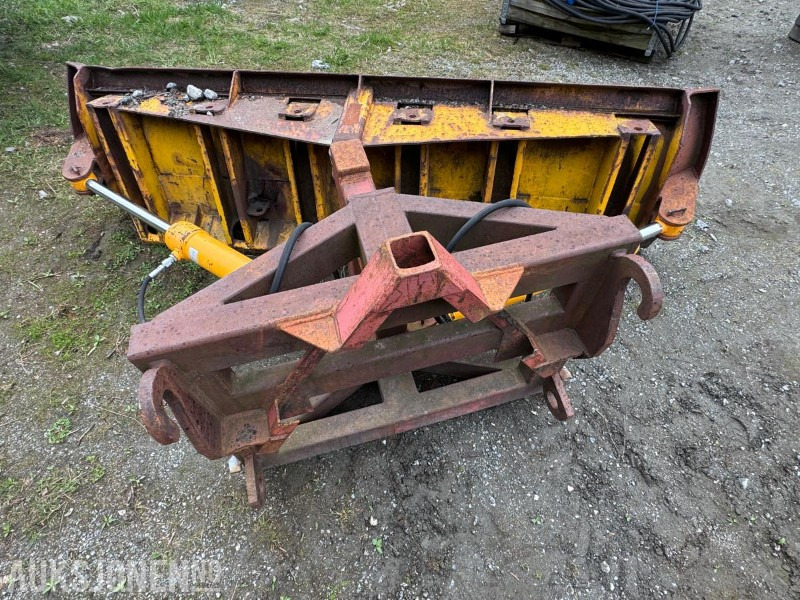 Hydraulisk Brøyteskjær til traktor og hjullaster - bredde 2720 mm - Volvo BM og Triangelfeste - Makineri bujqësore: foto 4 Hydraulisk Brøyteskjær til traktor og hjullaster - bredde 2720 mm - Volvo BM og Triangelfeste - Makineri bujqësore: foto 4