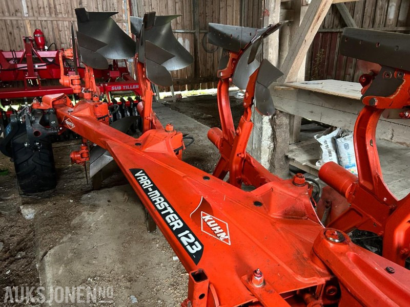 KUHN Vari-Master Vendeplog - Makineri bujqësore: foto 3 KUHN Vari-Master Vendeplog - Makineri bujqësore: foto 3