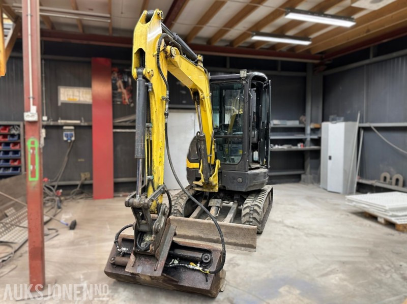 New Holland E35B SR – 2015 – 2184 timer – Nytt beltesett – 2 skuffer, - Miniekskavator: foto 1 New Holland E35B SR – 2015 – 2184 timer – Nytt beltesett – 2 skuffer, - Miniekskavator: foto 1