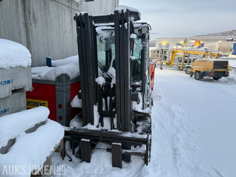 Nissan 30D dieseltruck – 2006-modell – 8 885 timer - Pajisje për trajtimin e materialeve: foto 2 Nissan 30D dieseltruck – 2006-modell – 8 885 timer - Pajisje për trajtimin e materialeve: foto 2