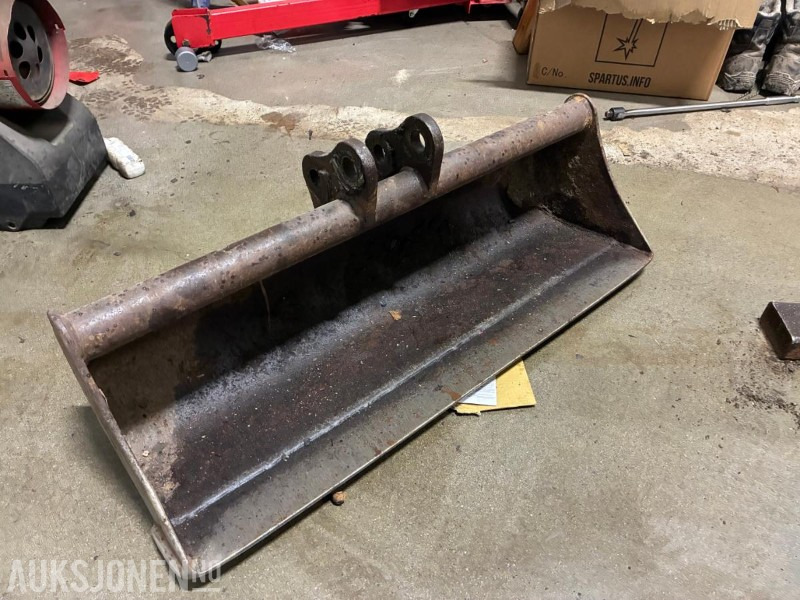 Pusseskuff til minigraver - stått på Volvo EC15 - ingen minstepris - Pajisje ndërtimi: foto 1 Pusseskuff til minigraver - stått på Volvo EC15 - ingen minstepris - Pajisje ndërtimi: foto 1