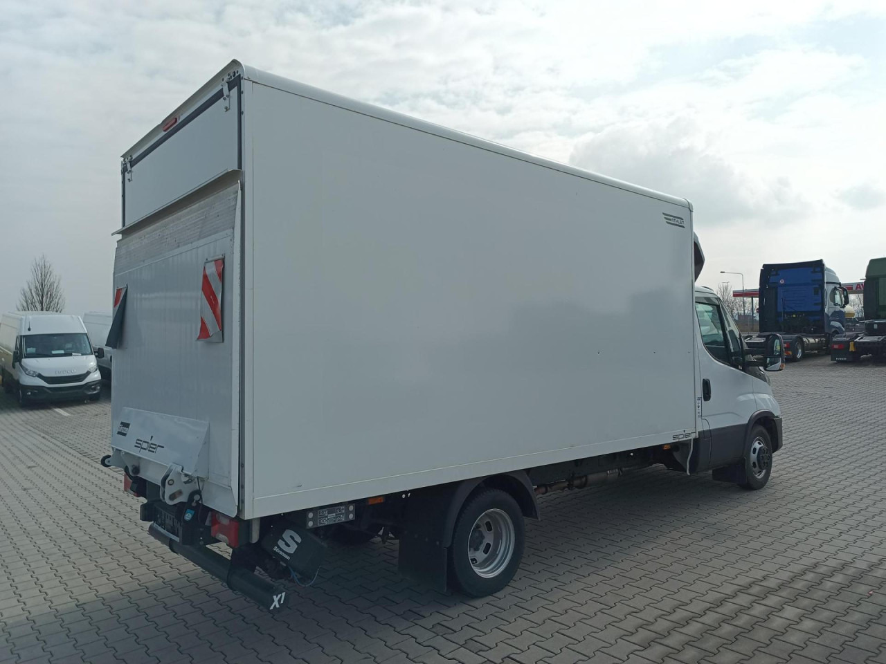 Kamioncine me kontinier IVECO Daily 35C16H: foto 9