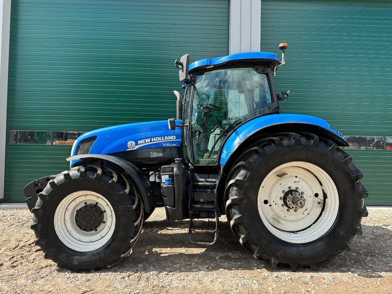 New Holland T7.235 Power Command - Traktor: foto 3 New Holland T7.235 Power Command - Traktor: foto 3