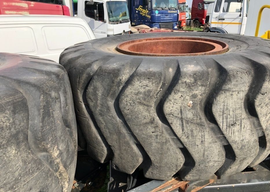 Anvelope Cu 24PR 4 BUC VOLA Incarcator VOLVO KOMATSU JCB - Rrota: foto 1 Anvelope Cu 24PR 4 BUC VOLA Incarcator VOLVO KOMATSU JCB - Rrota: foto 1