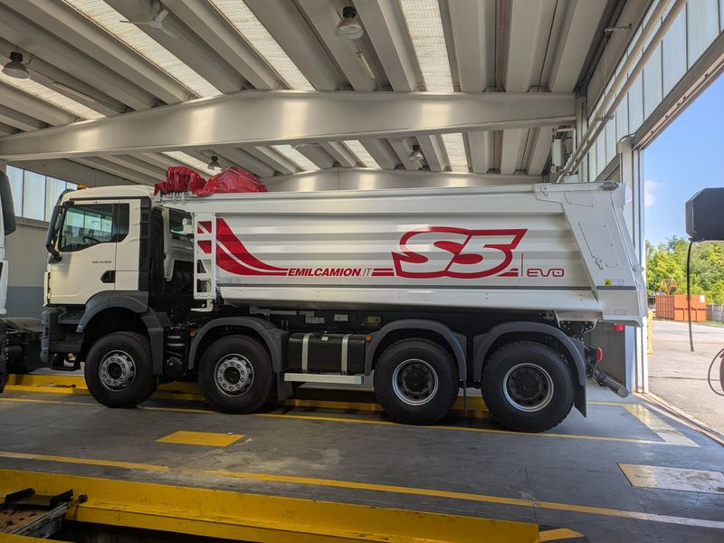 CAMION RIBALTABILE 4 ASSI 520 hp VASCA S5 NUOVO MAN TGS 41.520 8x4 BB CH - Kamion vetëshkarkues: foto 2 CAMION RIBALTABILE 4 ASSI 520 hp VASCA S5 NUOVO MAN TGS 41.520 8x4 BB CH - Kamion vetëshkarkues: foto 2