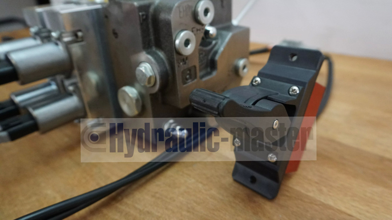 Full proportional valve 3 sections SPV 20-120 l/min 12 or 24 V plug and play det also available with Walvoil DPX100 - Ngarkues ballor për traktor për Kamioni: foto 2 Full proportional valve 3 sections SPV 20-120 l/min 12 or 24 V plug and play det also available with Walvoil DPX100 - Ngarkues ballor për traktor për Kamioni: foto 2