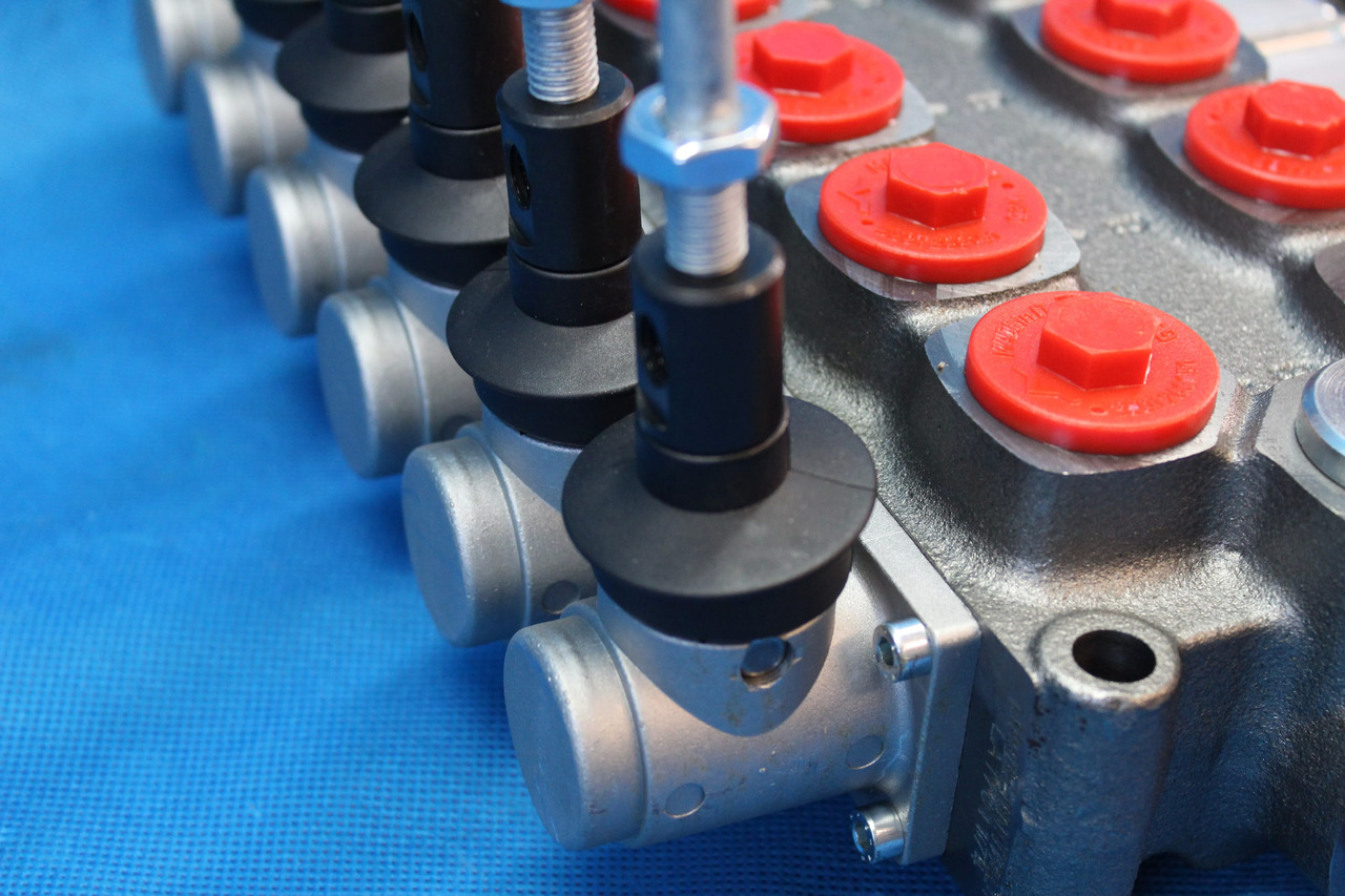 6 Sections Directional Control Valve Galtech Q95 120 l/min 31 GPM Electric solen for HDS-edged and cranes. - Pajisje mbështetëse e avionit në tokë: foto 2 6 Sections Directional Control Valve Galtech Q95 120 l/min 31 GPM Electric solen for HDS-edged and cranes. - Pajisje mbështetëse e avionit në tokë: foto 2